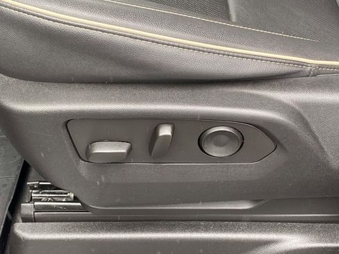 Used 2022 GMC Yukon SLT w/ SLT Luxury Package image 16