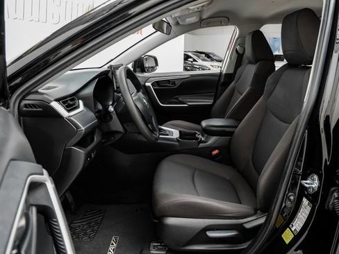 Used 2021 Toyota RAV4 LE image 4