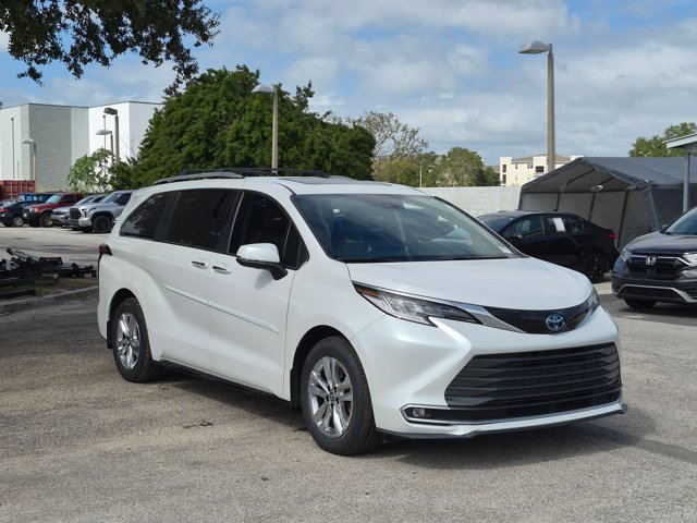 Used 2024 Toyota Sienna Limited FWD image 3