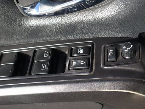 Used 2021 Nissan Titan PRO-4X w/ Pro-4x Convenience Package image 18