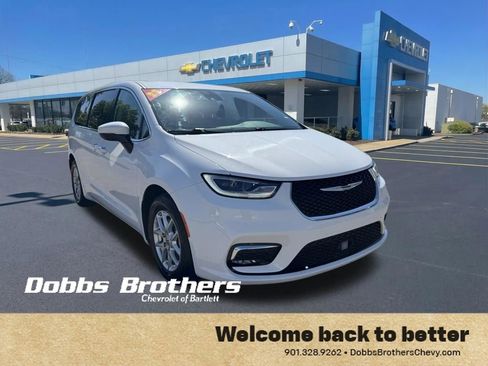 Used 2023 Chrysler Pacifica Touring-L FWD image 1