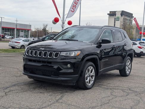 Used 2025 Jeep Compass Latitude AWD/4WD image 8