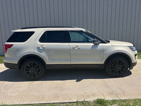 Used 2018 Ford Explorer XLT w/ Equipment Group 202A AWD/4WD image 2