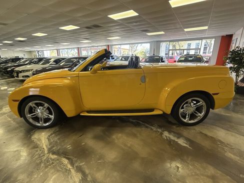 Used 2004 Chevrolet SSR w/ Preferred Equipment Group RWD image 4