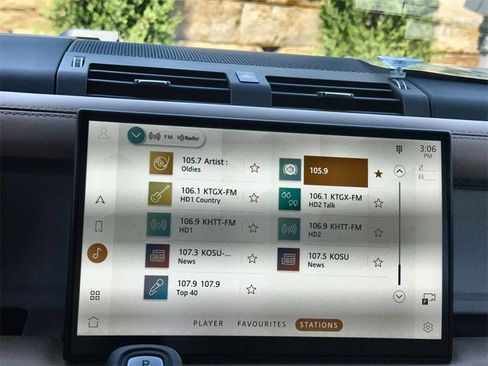 Used 2025 Land Rover Defender 130 X-Dynamic SE image 23