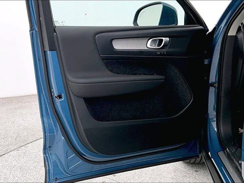 Certified 2025 Volvo XC40 B5 Core image 22