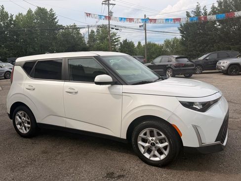 Used 2023 Kia Soul LX w/ Option Group 015 FWD image 8