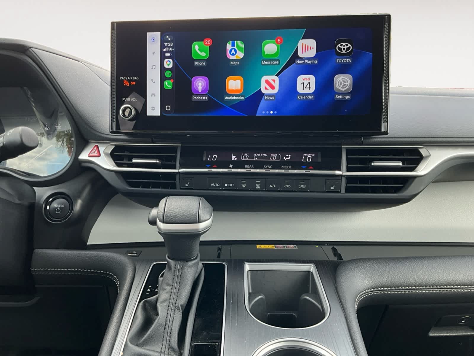 Used 2026 Toyota Sienna XLE FWD image 11