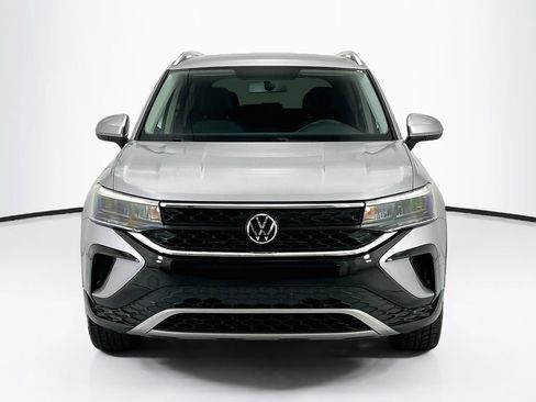 Used 2022 Volkswagen Taos SE FWD image 2