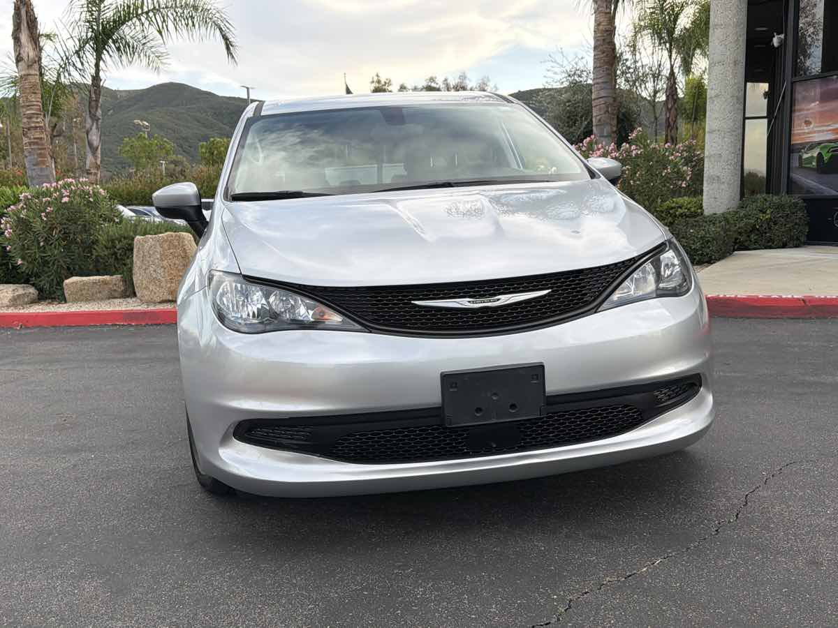 Used 2022 Chrysler Voyager LX FWD image 17