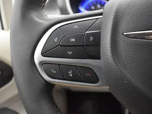 Used 2024 Chrysler Pacifica Touring-L FWD image 24