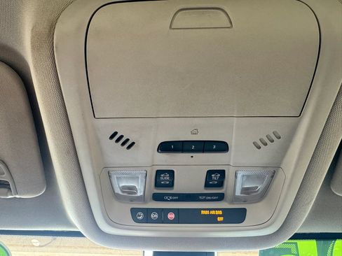 Used 2018 GMC Acadia Denali w/ Technology Package FWD image 17