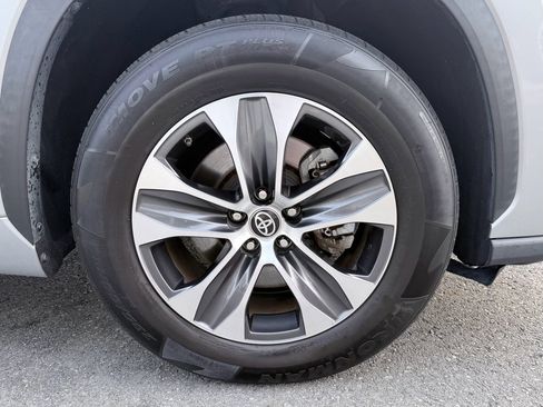 Used 2021 Toyota Highlander XLE image 36