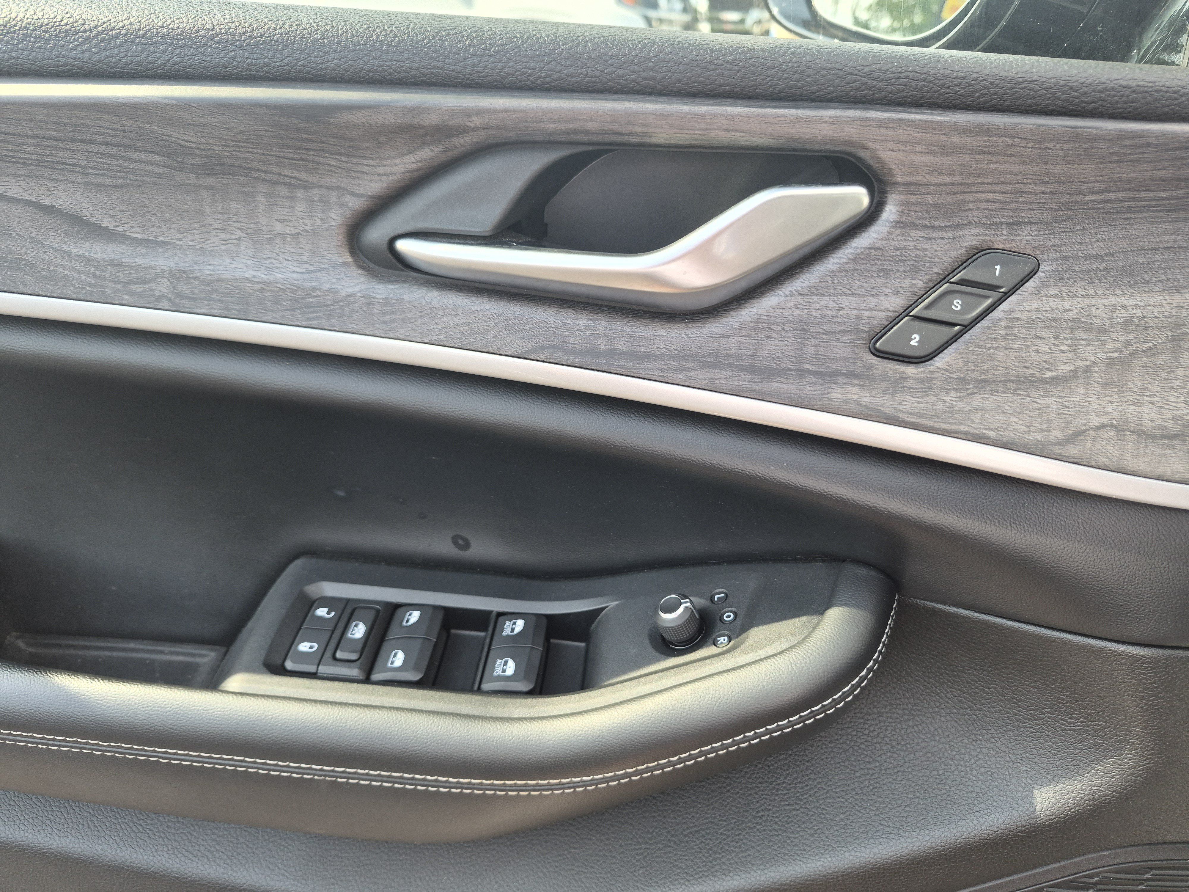 Used 2023 Jeep Grand Cherokee L Limited w/ Luxury Tech Group II AWD/4WD image 19