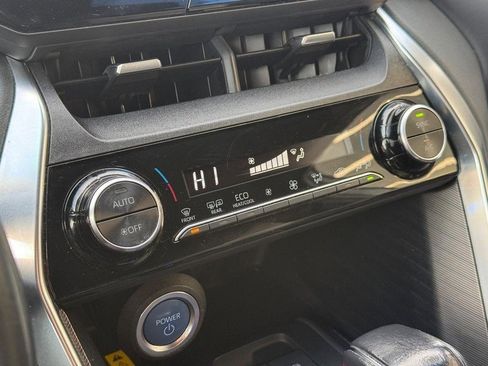 Used 2021 Toyota Venza XLE image 28