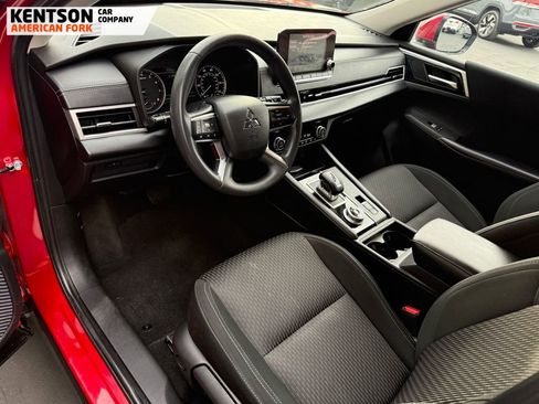 Used 2023 Mitsubishi Outlander ES image 29