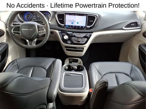 Used 2024 Chrysler Pacifica Touring-L FWD image 24
