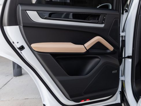 Certified 2026 Porsche Cayenne AWD/4WD image 31