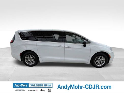 Used 2024 Chrysler Pacifica Touring-L FWD image 8