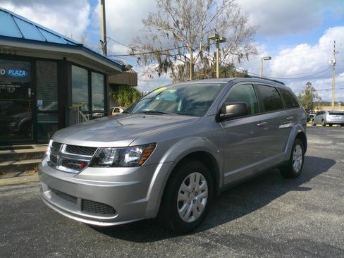 Used 2017 Dodge Journey SE w/ Flexible Seating Group image 2