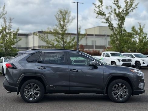 Used 2022 Toyota RAV4 XLE Premium image 6