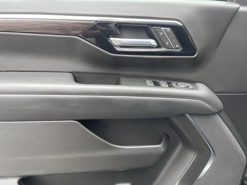 Used 2025 Chevrolet Suburban Z71 AWD/4WD image 10