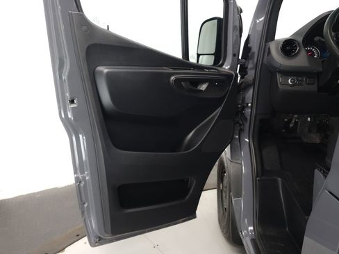Used 2024 Mercedes-Benz Sprinter 2500 image 5