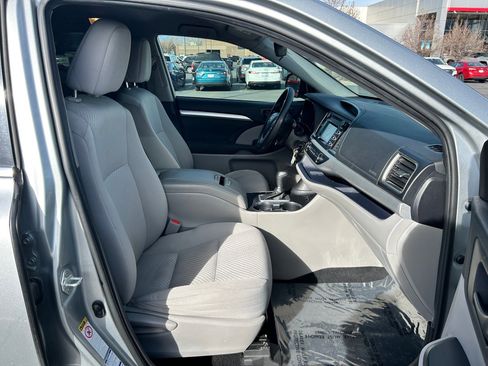 Used 2019 Toyota Highlander LE image 28