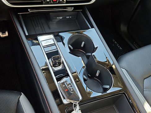 New 2026 Volkswagen Atlas Peak Edition image 17