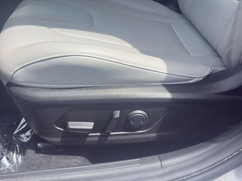 Used 2025 Hyundai Elantra Limited FWD image 16