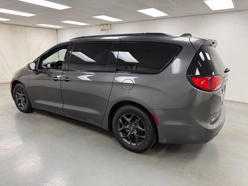 Used 2019 Chrysler Pacifica Touring-L Plus w/ S Appearance Package FWD image 3
