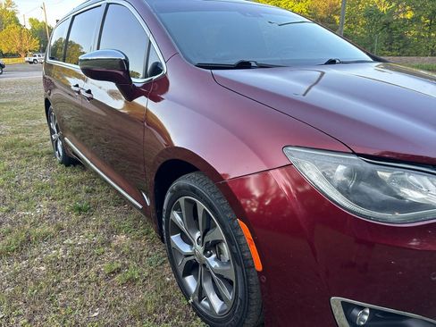 Used 2017 Chrysler Pacifica Limited image 6