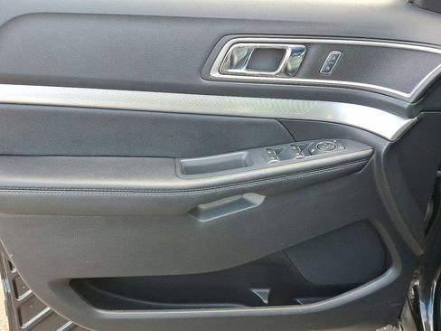 Used 2016 Ford Explorer XLT w/ Equipment Group 202A image 23