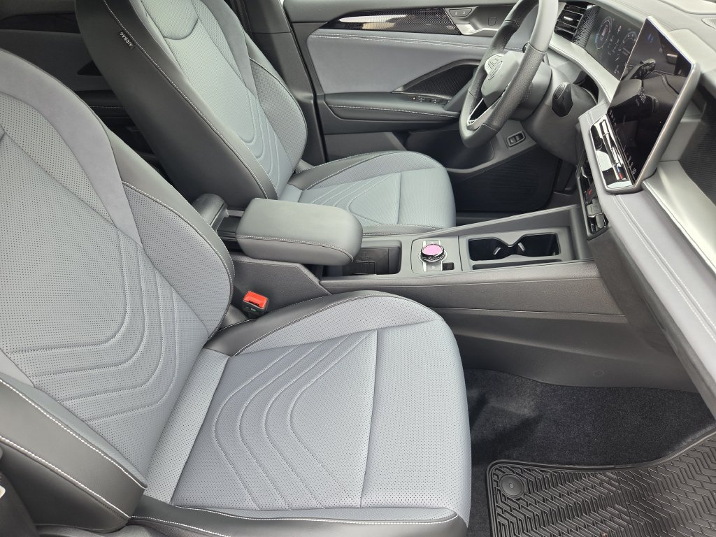 New 2026 Volkswagen Tiguan SE R-Line FWD image 12