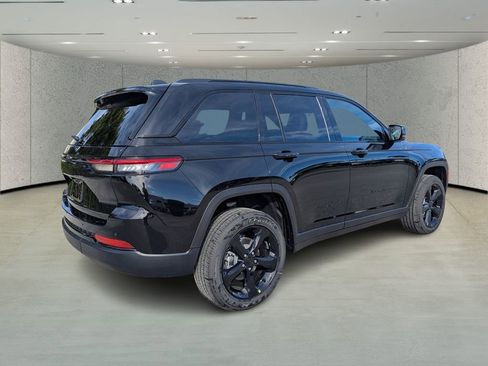New 2025 Jeep Grand Cherokee Altitude image 4