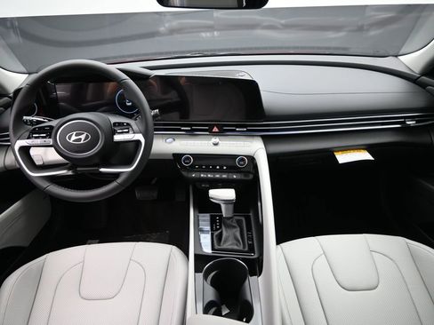 New 2025 Hyundai Elantra Limited image 24