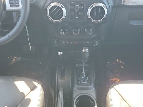 Used 2016 Jeep Wrangler Unlimited Rubicon AWD/4WD image 14