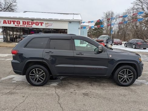 Used 2018 Jeep Grand Cherokee Trailhawk w/ Trailhawk Luxury Group image 2
