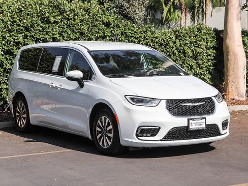 Used 2023 Chrysler Pacifica Touring-L FWD image 3