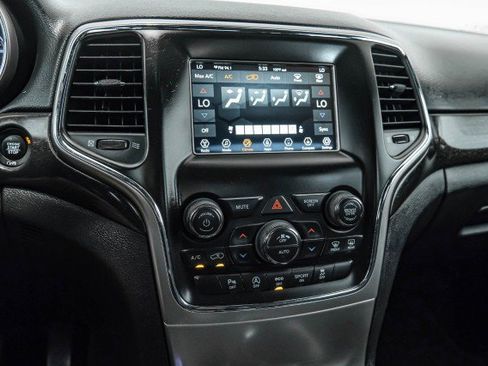 Used 2018 Jeep Grand Cherokee Laredo image 24