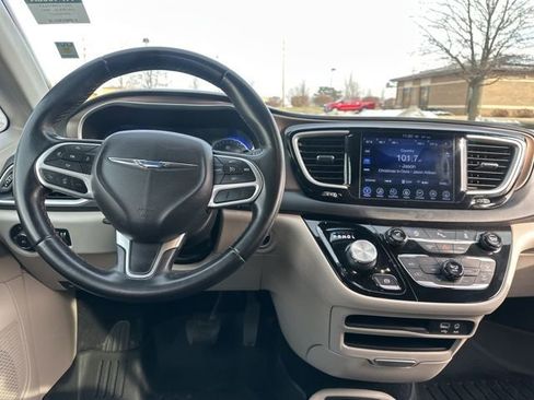 Used 2017 Chrysler Pacifica Touring-L image 7