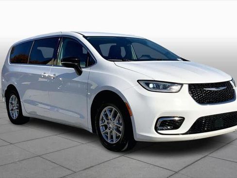 Certified 2024 Chrysler Pacifica Touring-L image 2