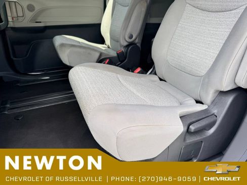 Used 2022 Toyota Sienna LE FWD image 15