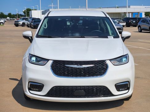 Used 2023 Chrysler Pacifica Touring-L FWD image 2