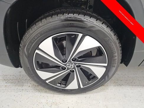 Used 2025 Volkswagen Taos SE image 9