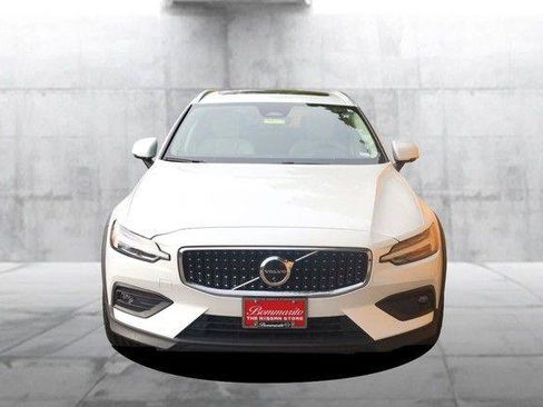 Used 2025 Volvo V60 B5 Cross Country Plus AWD/4WD image 4