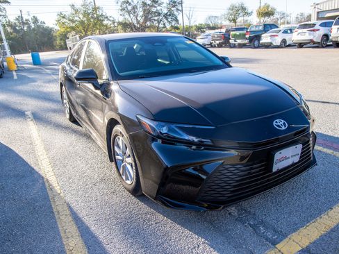Used 2025 Toyota Camry LE image 5