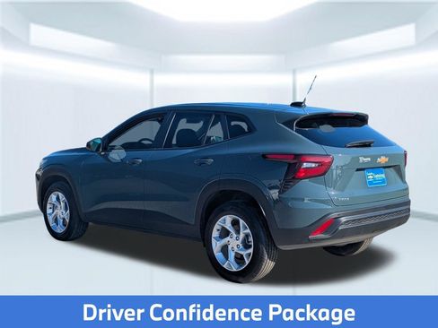Used 2026 Chevrolet Trax LS w/ LS Convenience Package FWD image 4