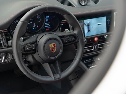 Certified 2026 Porsche Macan AWD/4WD image 21