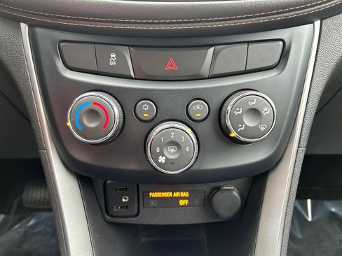 Used 2020 Chevrolet Trax LT FWD image 29